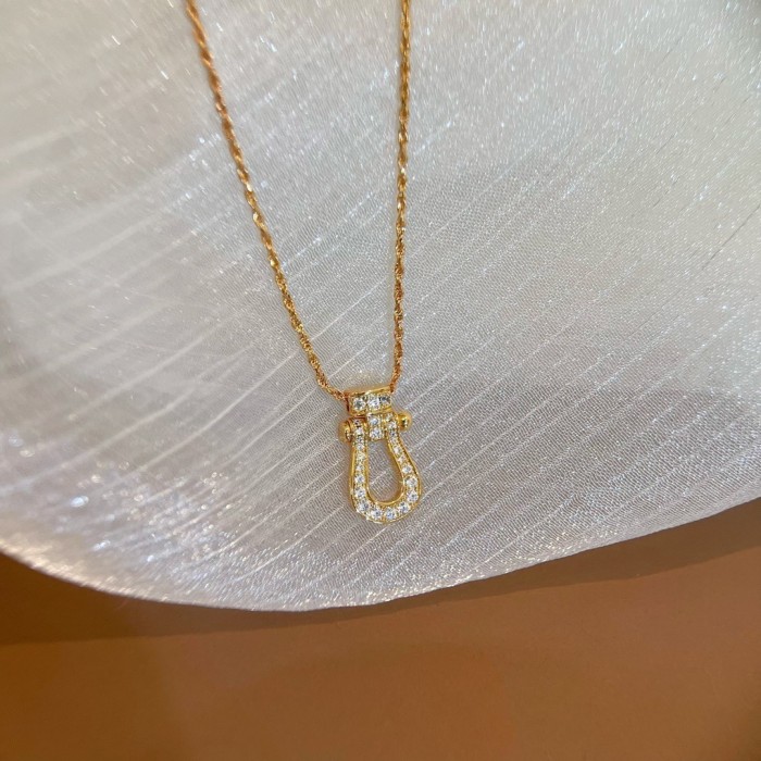 Horseshoe pendant necklace