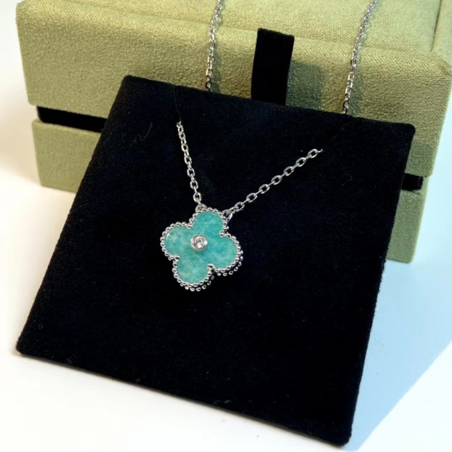 Clover necklace agate v gold material