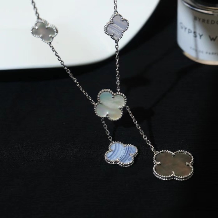 Four Leaf Grass Irregular Necklace