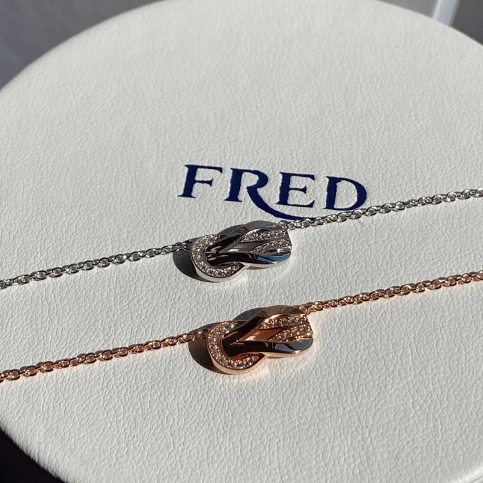 8-shaped diamond necklace