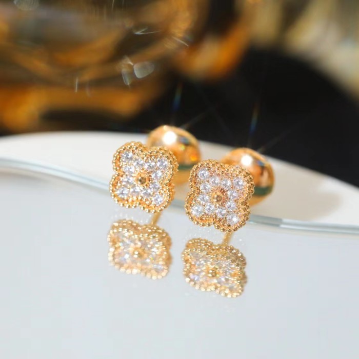 Four-leaved grass earrings inlaid with diamonds