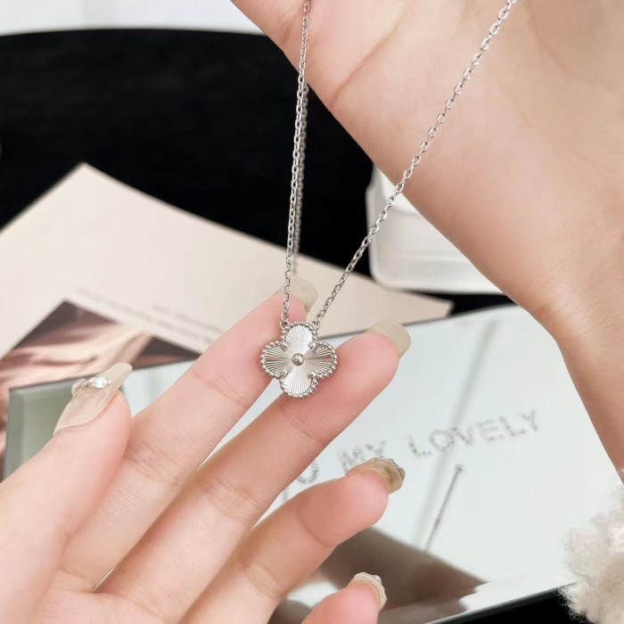 Clover necklace inlaid with diamond v-gold material