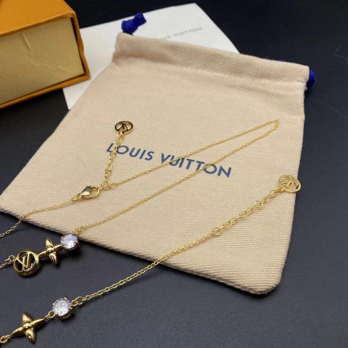 Three dimensional necklace bracelet with diamond flower