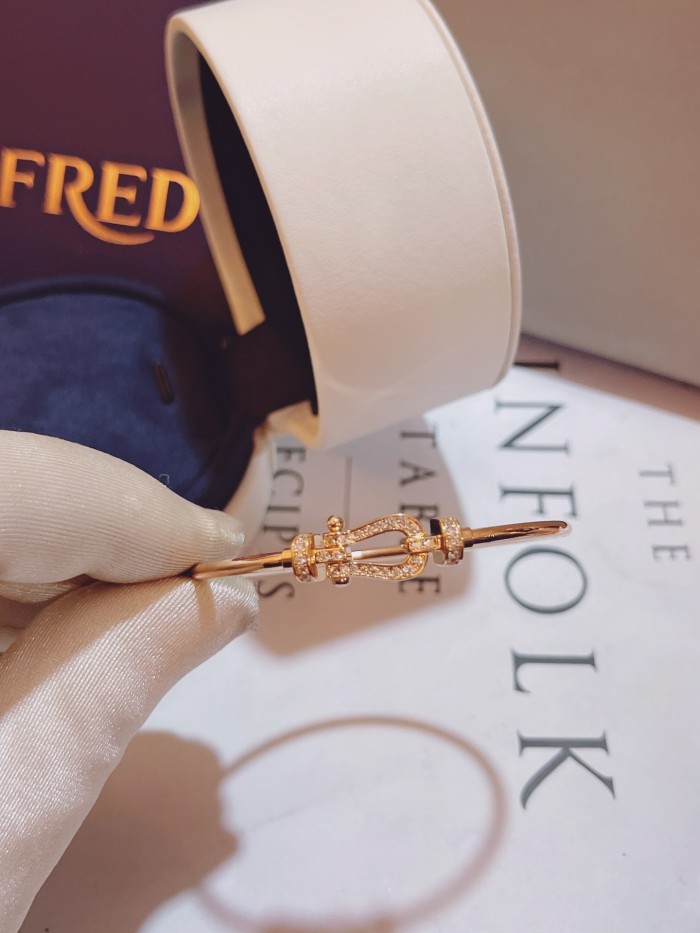 Horseshoe circular bracelet