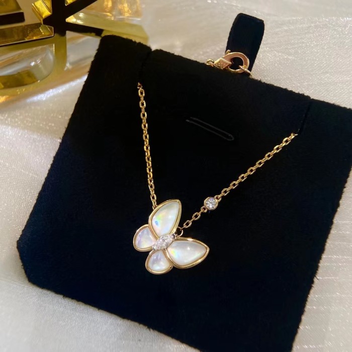 Four-leaved grass necklace fritillaria v gold material