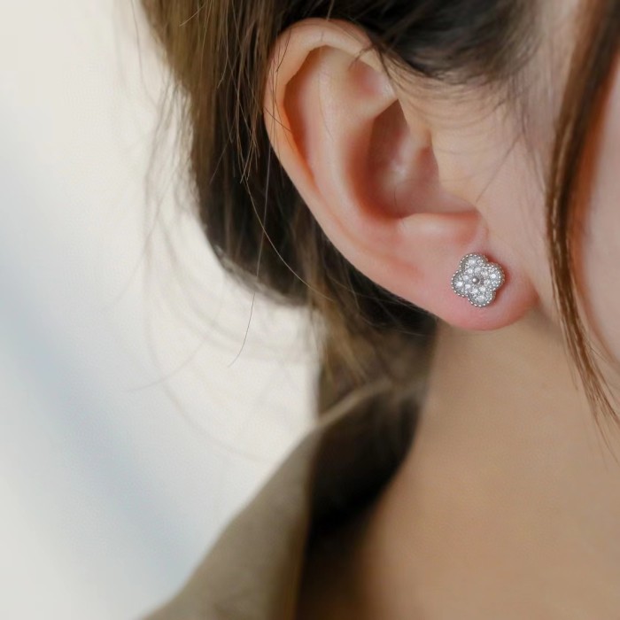 Four-leaved grass earrings inlaid with diamonds