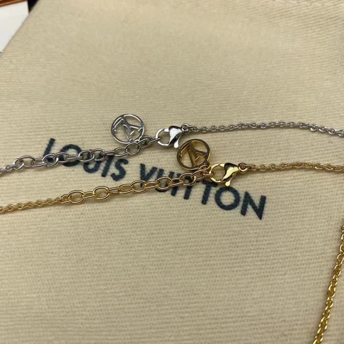 V-triangle relief logo diamond necklace