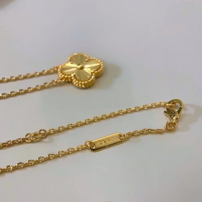 Clover necklace inlaid with diamond v-gold material