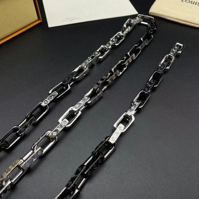 Semi black necklace bracelet