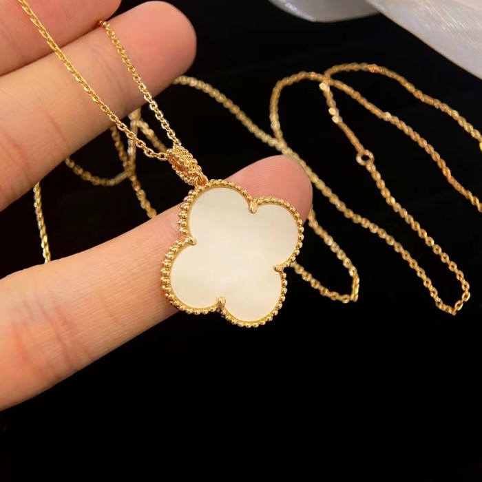 2.5cm Large Four Leaf Grass Necklace