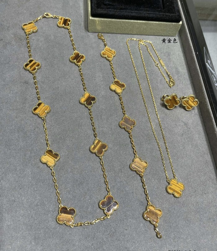 10 Flower Four Leaf Grass Necklace