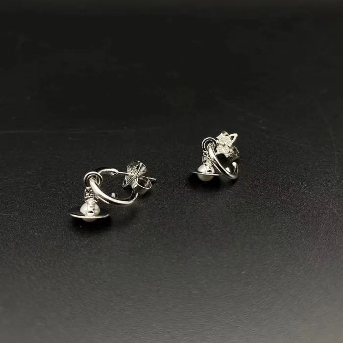 Mini pearl earrings