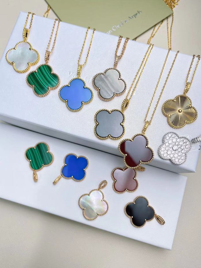 2.5cm Large Four Leaf Grass Necklace