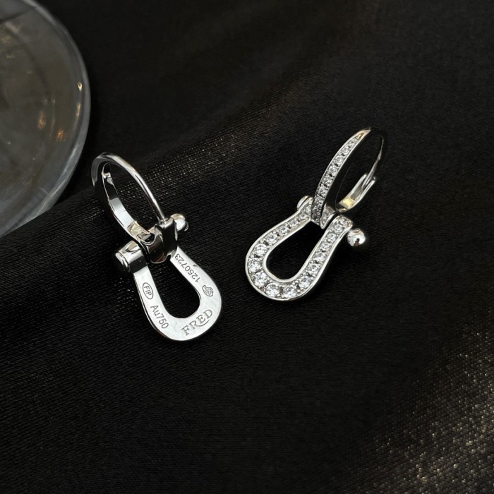 Horseshoe semi-circular earrings