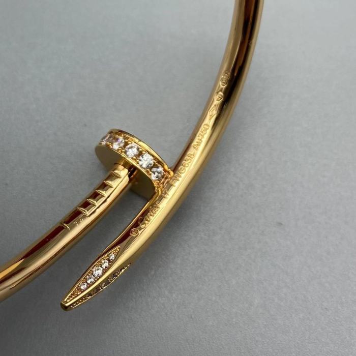 Large nail bracelet with diamond
