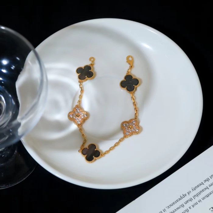 Fourleaf grass bracelet inlaid with diamond agate