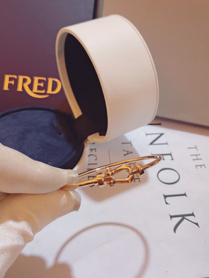 Horseshoe circular bracelet