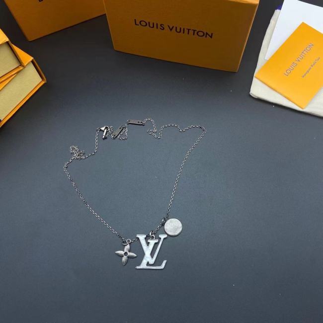 LV经典logo吊坠项链