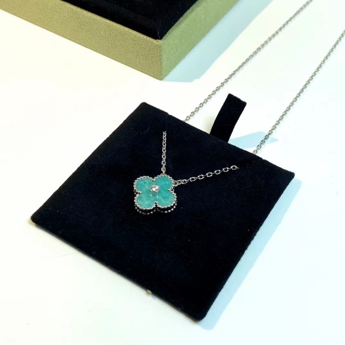 Clover necklace agate v gold material