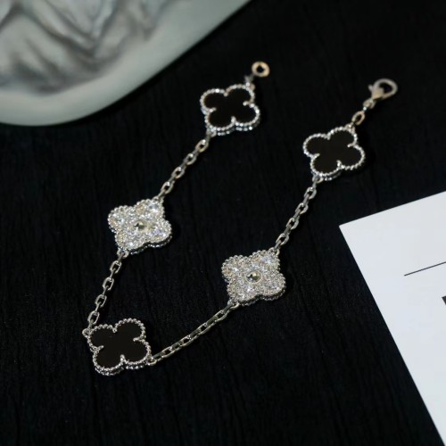 Fourleaf grass bracelet inlaid with diamond agate