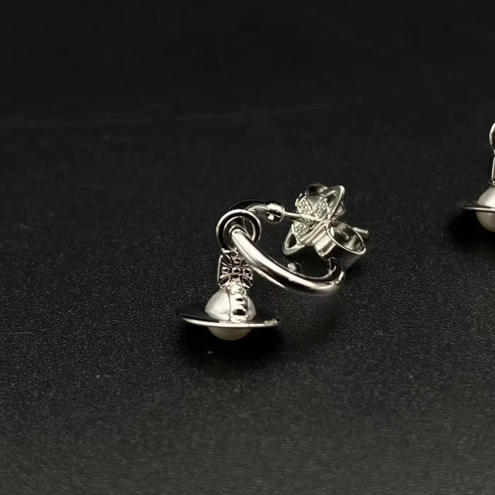 Mini pearl earrings