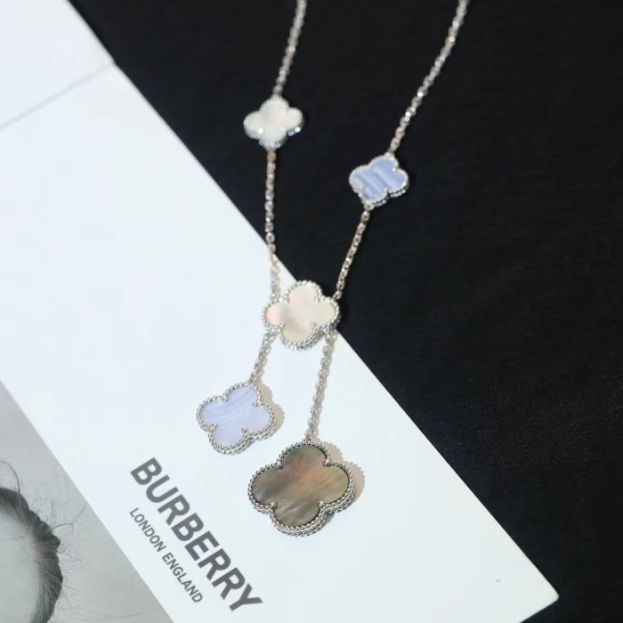 Four Leaf Grass Irregular Necklace