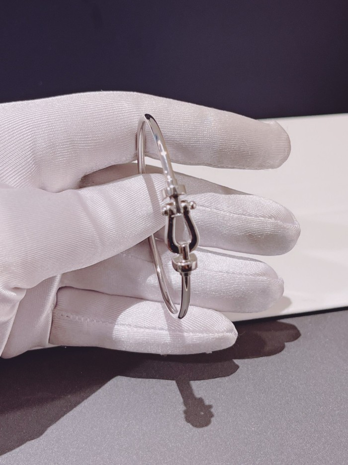 Horseshoe circular bracelet