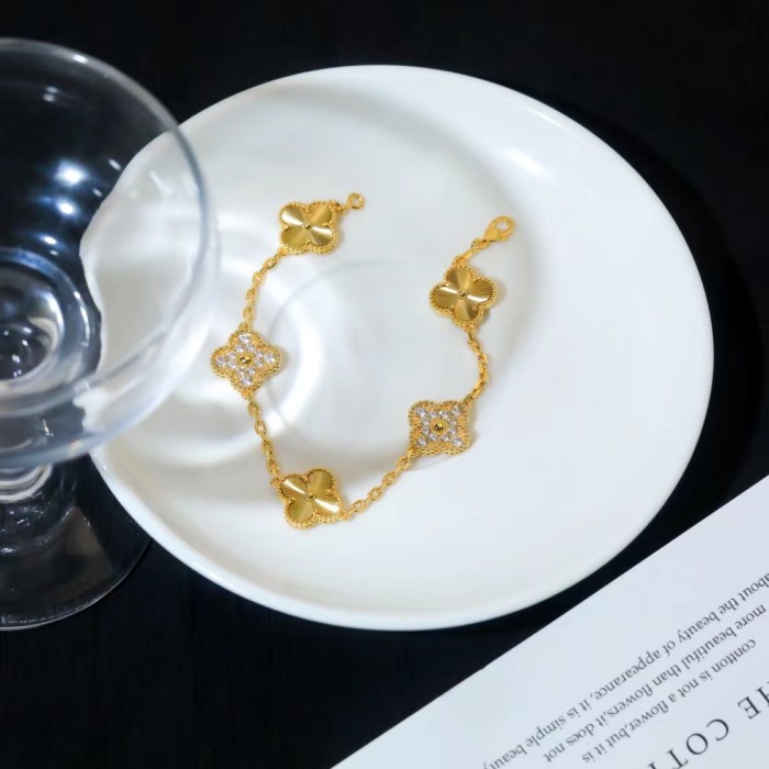 Fourleaf grass bracelet inlaid with diamond agate