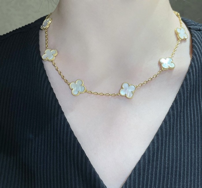 10 Flower Four Leaf Grass Necklace