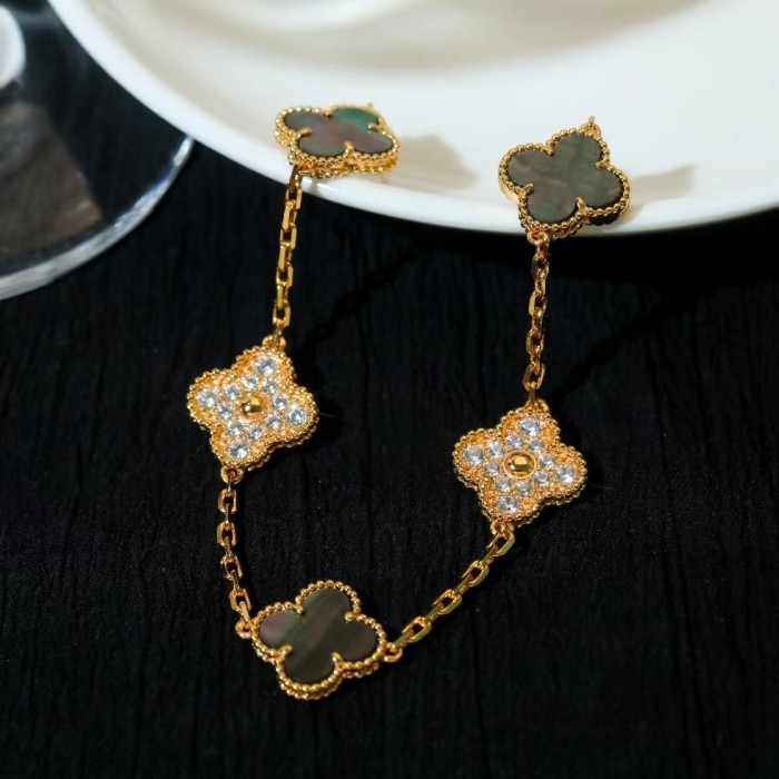 Fourleaf grass bracelet inlaid with diamond agate