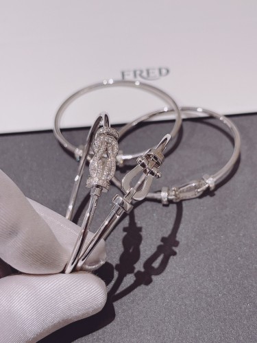 Horseshoe circular bracelet