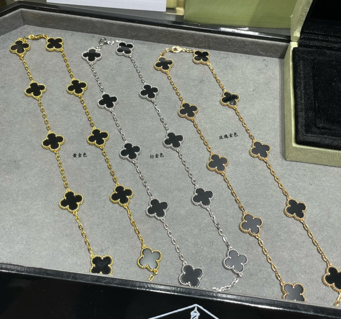 10 Flower Four Leaf Grass Necklace