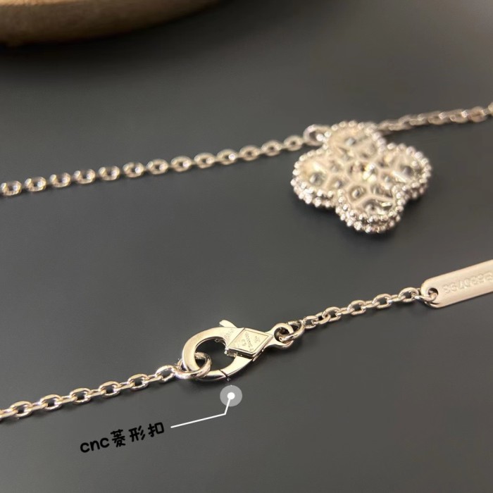 Four-leaved grass diamond necklace