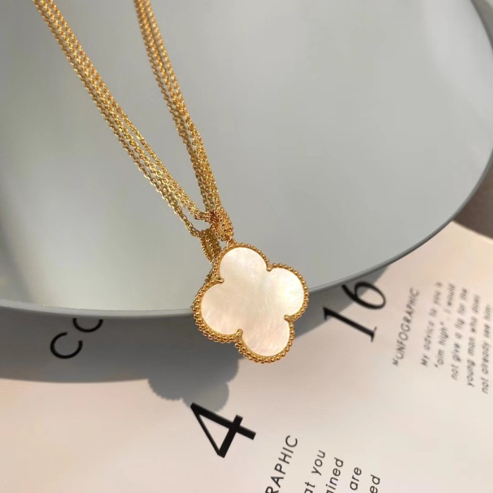 2.5cm Large Four Leaf Grass Necklace