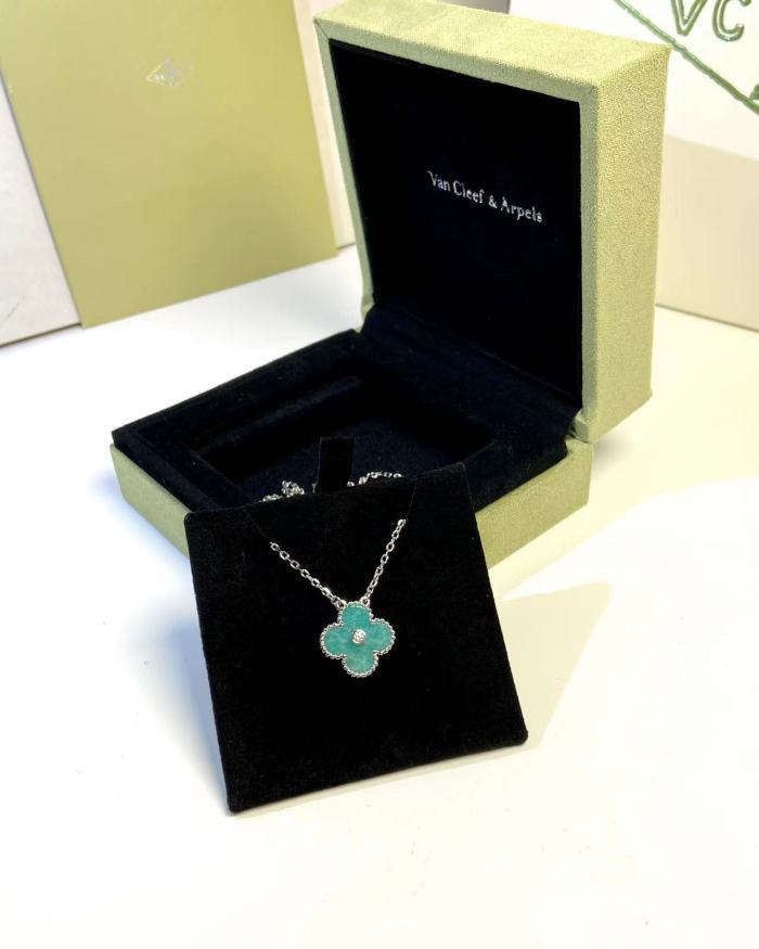 Clover necklace agate v gold material