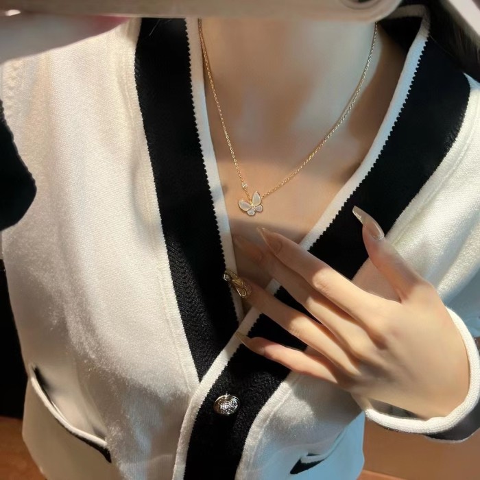 Four-leaved grass necklace fritillaria v gold material