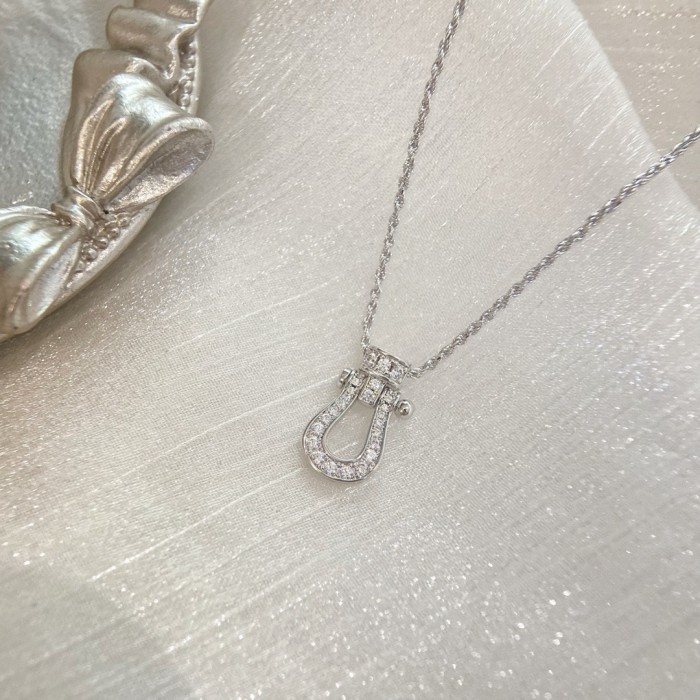 Horseshoe pendant necklace