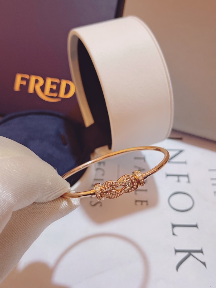 Horseshoe circular bracelet