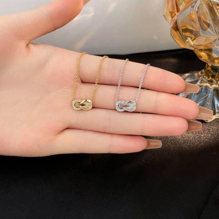 8-shaped diamond necklace