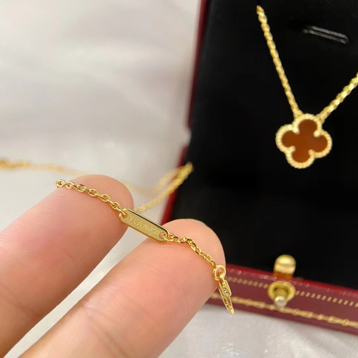 Clover necklace agate v gold material