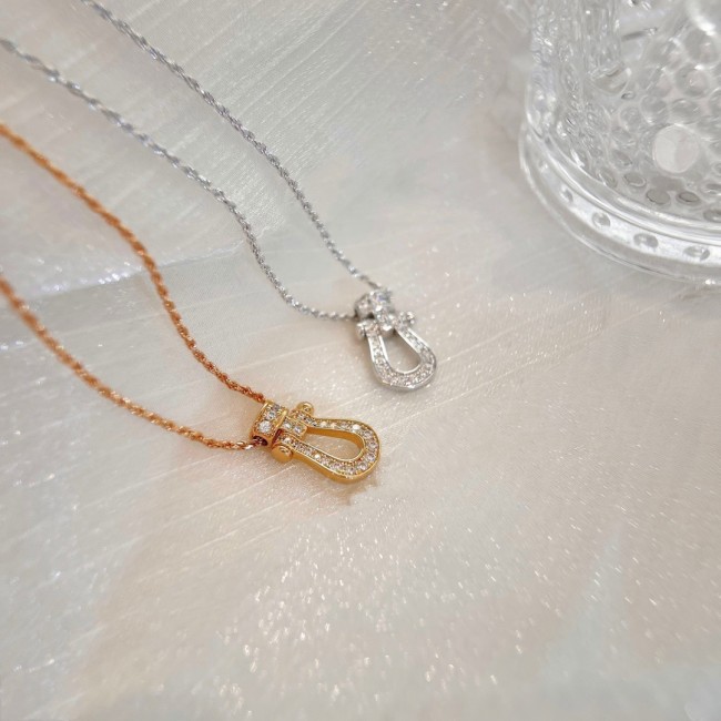 Horseshoe pendant necklace