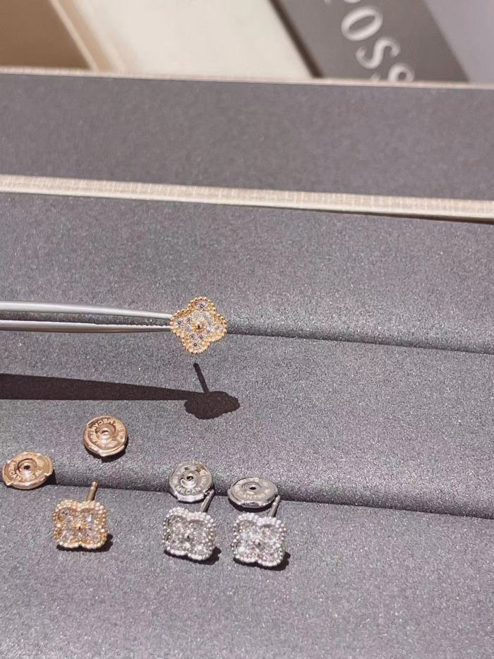 Four-leaved grass earrings inlaid with diamonds