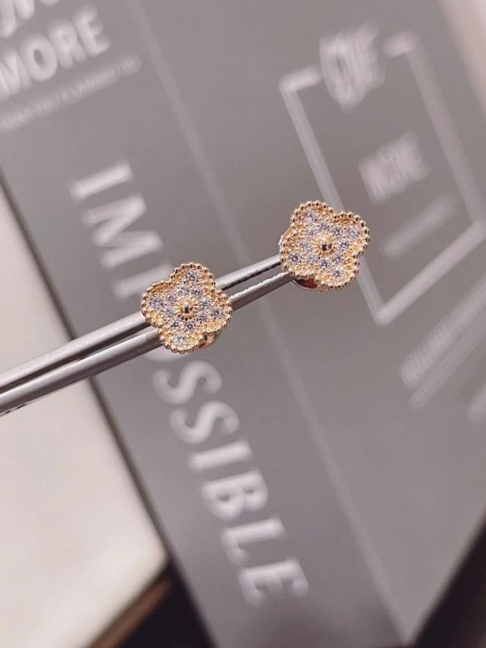 Four-leaved grass earrings inlaid with diamonds