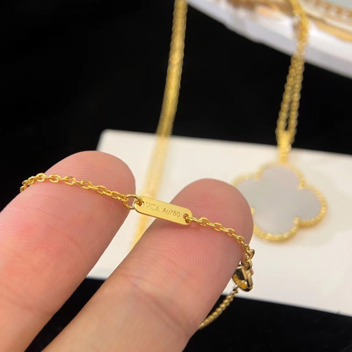 2.5cm Large Four Leaf Grass Necklace