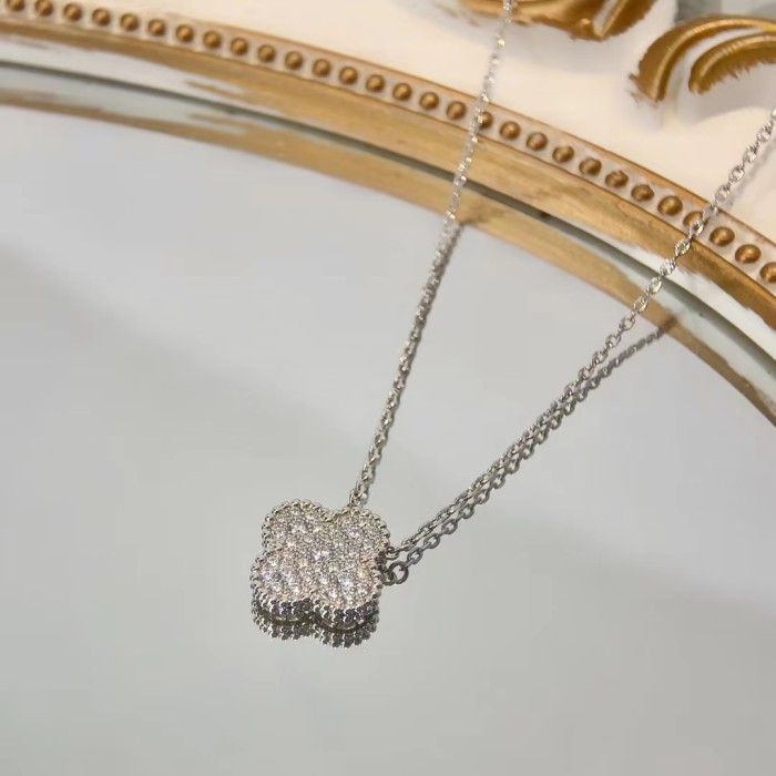 Four-leaved grass diamond necklace
