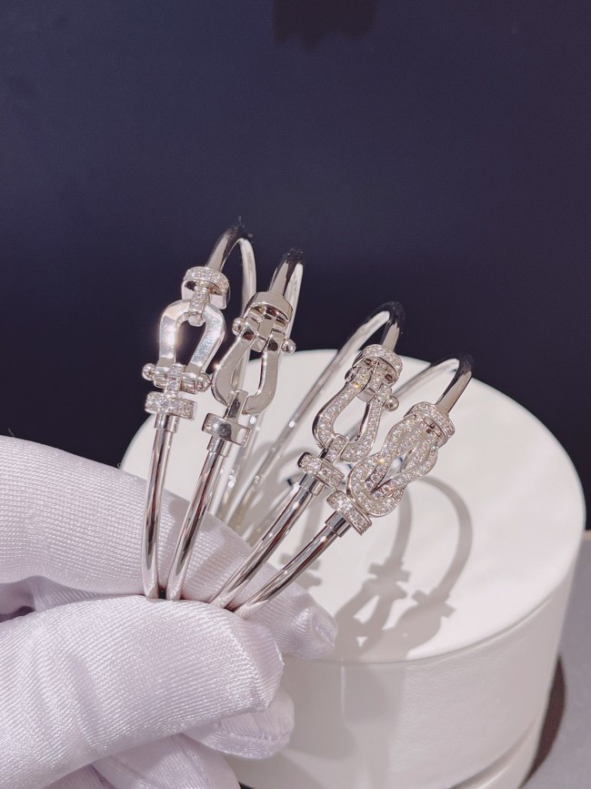 Horseshoe circular bracelet