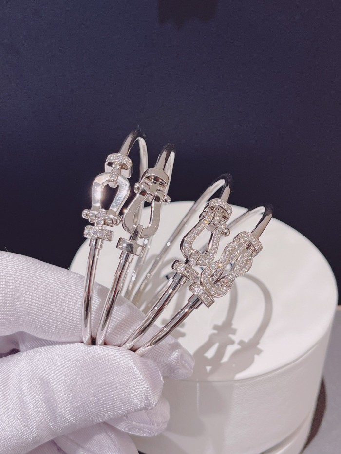 Horseshoe circular bracelet