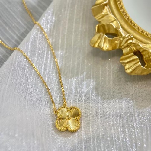Clover necklace inlaid with diamond v-gold material