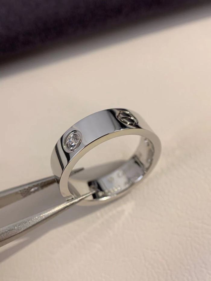 5.5mm smooth tricolor V gold diamond ring