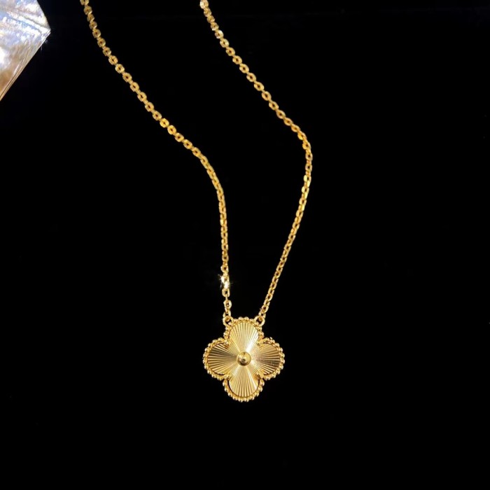Clover necklace inlaid with diamond v-gold material
